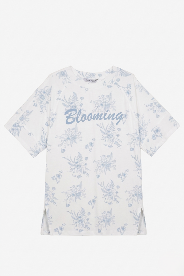 قميص نوم بطبعة ورد وعبارة "Blooming" – قصة مريحة