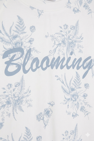 قميص نوم بطبعة ورد وعبارة "Blooming" – قصة مريحة