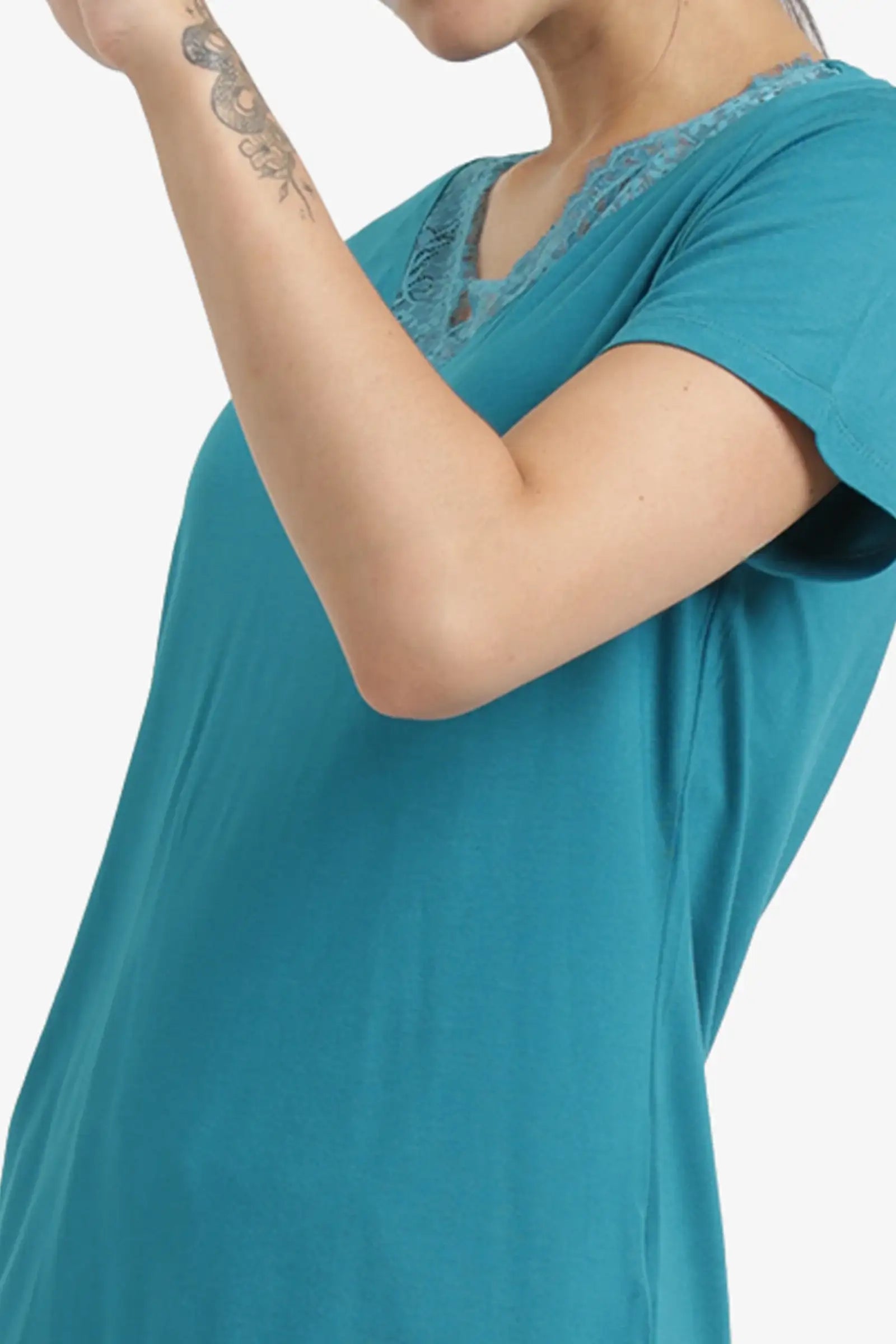 طقم بيجامة بحواف دانتيل