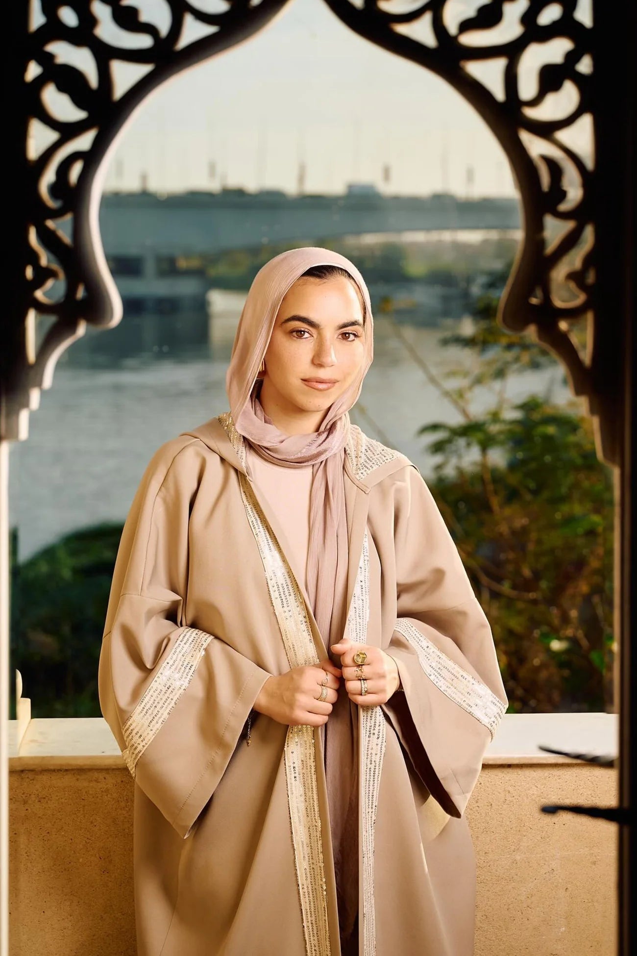 كيمونو بغطاء للرأس مزين بالترتر المتباين