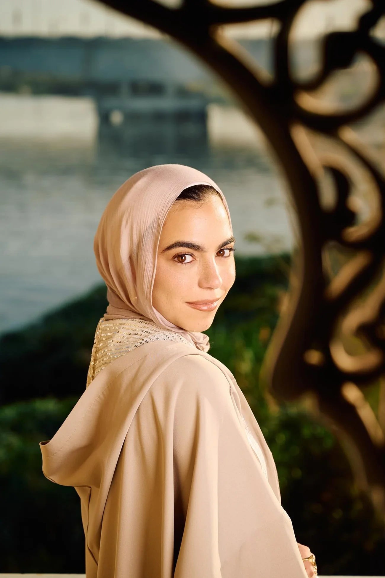 كيمونو بغطاء للرأس مزين بالترتر المتباين