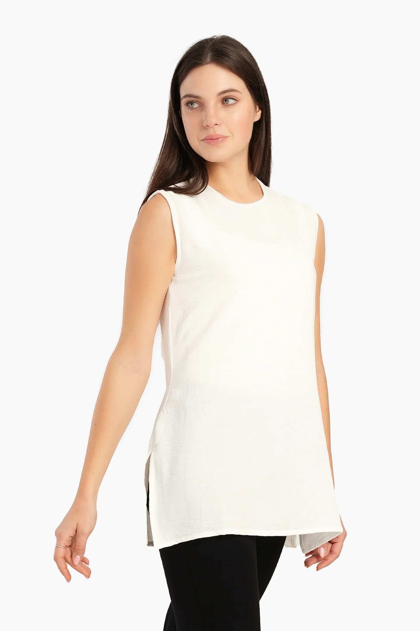 بلوزة طويلة بدون اكمام بفتحة جانبية - Carinasaudi.com