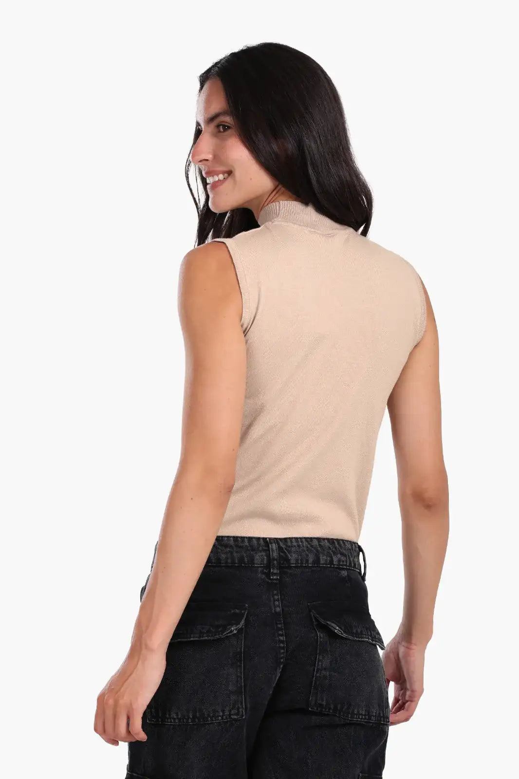 بلوفر بدون أكمام ورقبة عالية