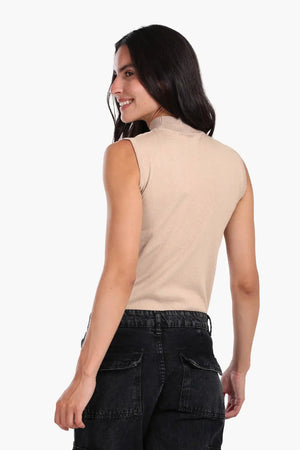 بلوفر بدون أكمام ورقبة عالية