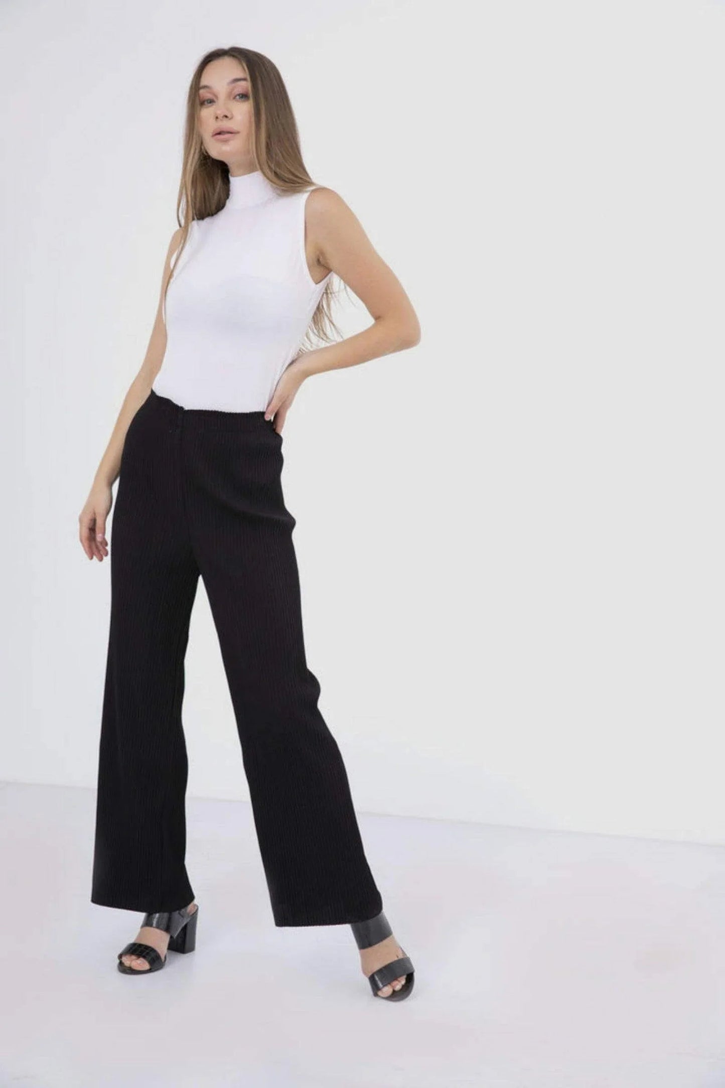 بلوزة بدون أكمام بياقة عالية - Carinasaudi.com