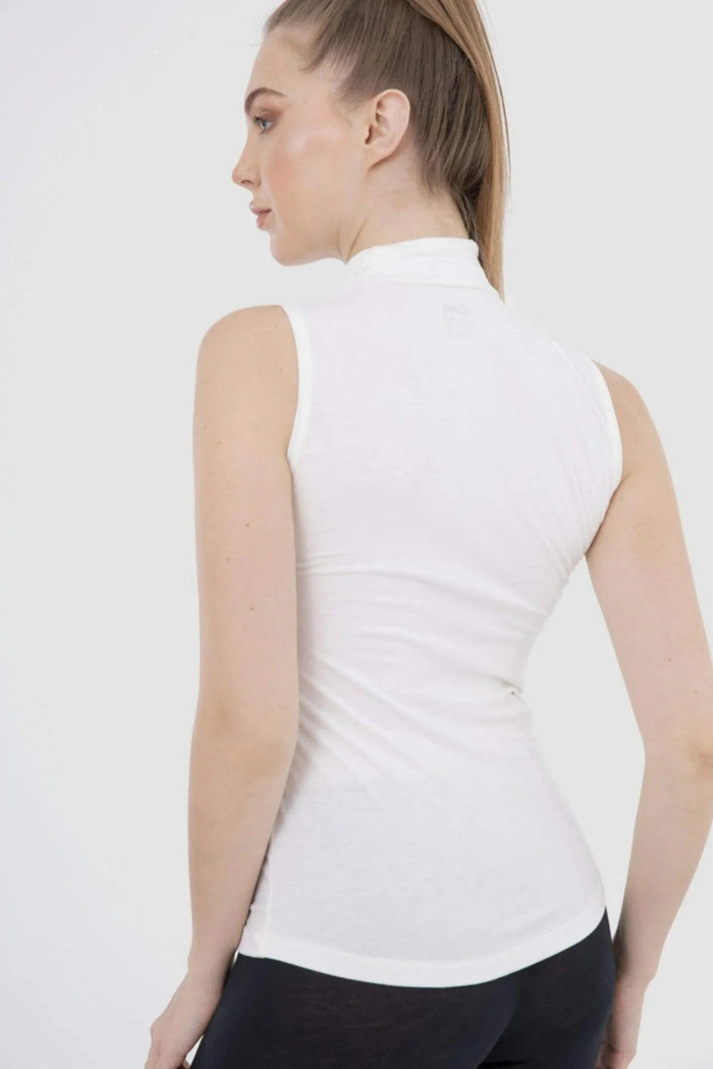 بلوزة بدون أكمام بياقة عالية - Carinasaudi.com