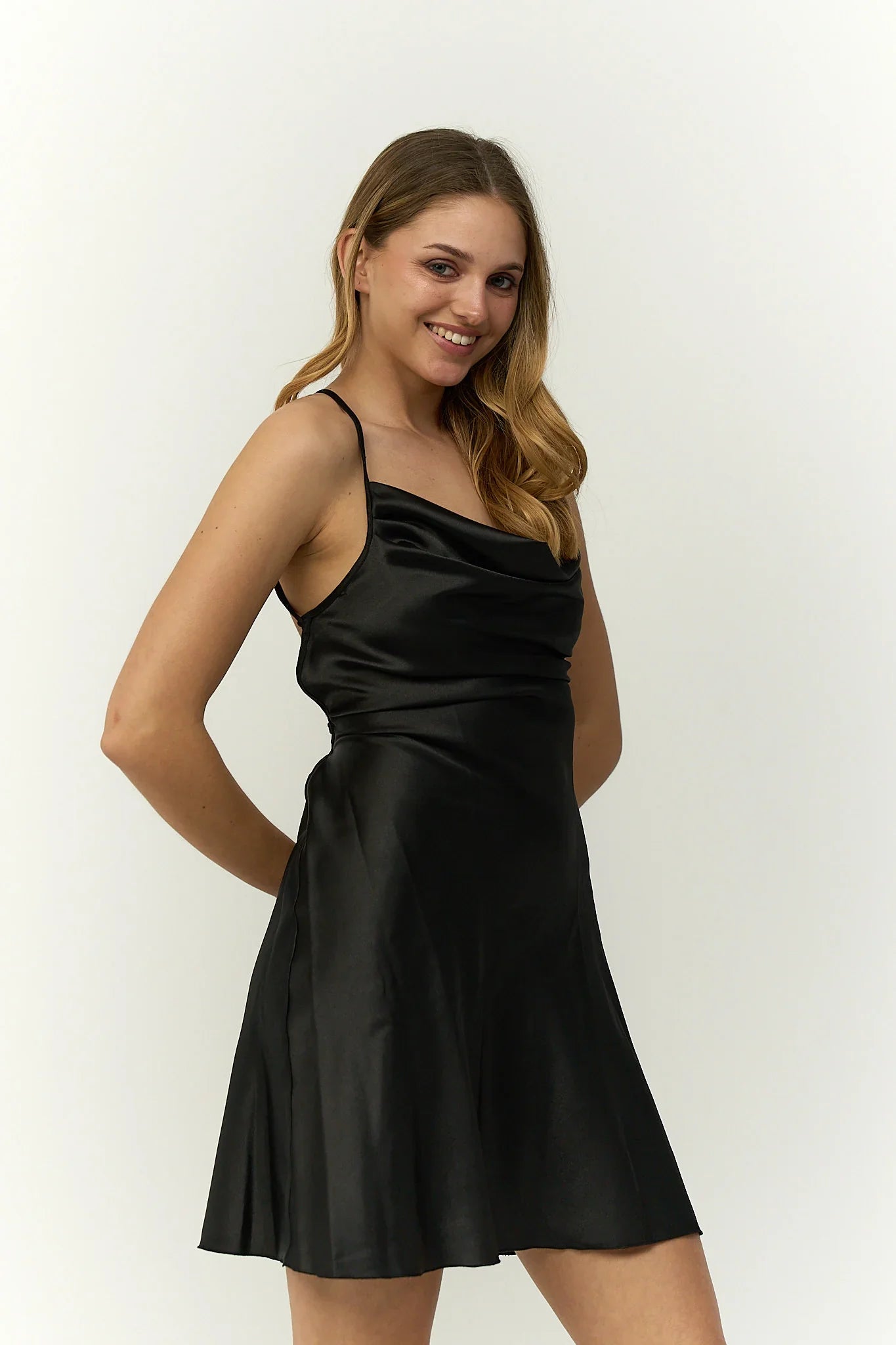 قميص نوم بحمالات رفيعة بدون ظهر - Carinasaudi.com